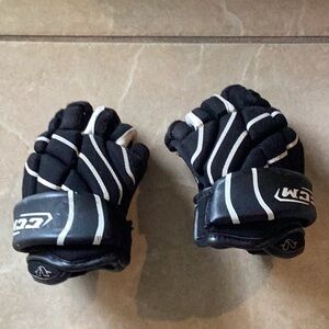 CCM Ice hockey gloves, kids 9 inches, 23 cm has been used a lot